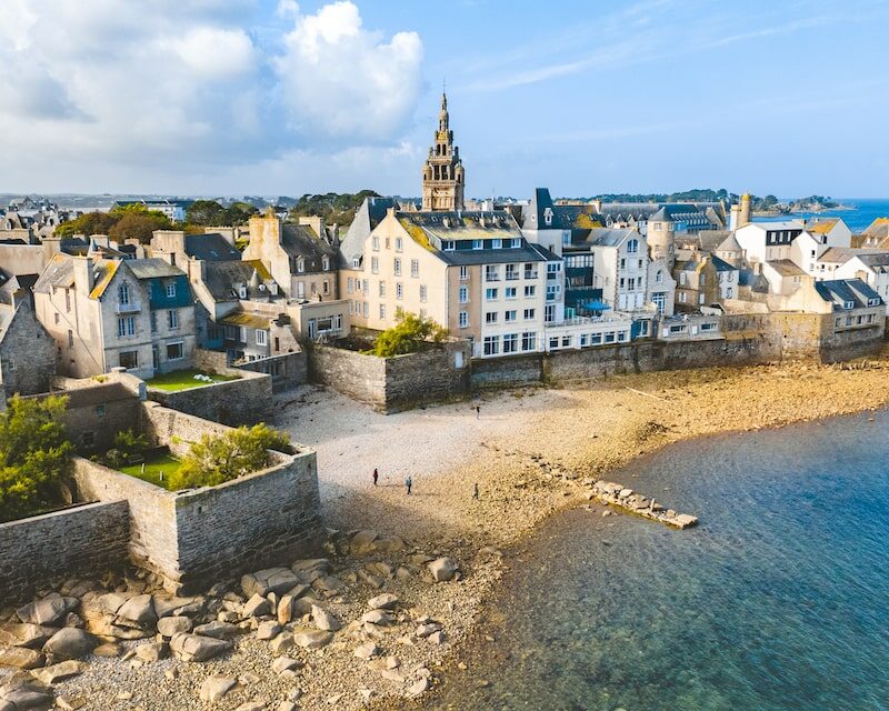 Vue sur la ville de Roscoff depuis la plage