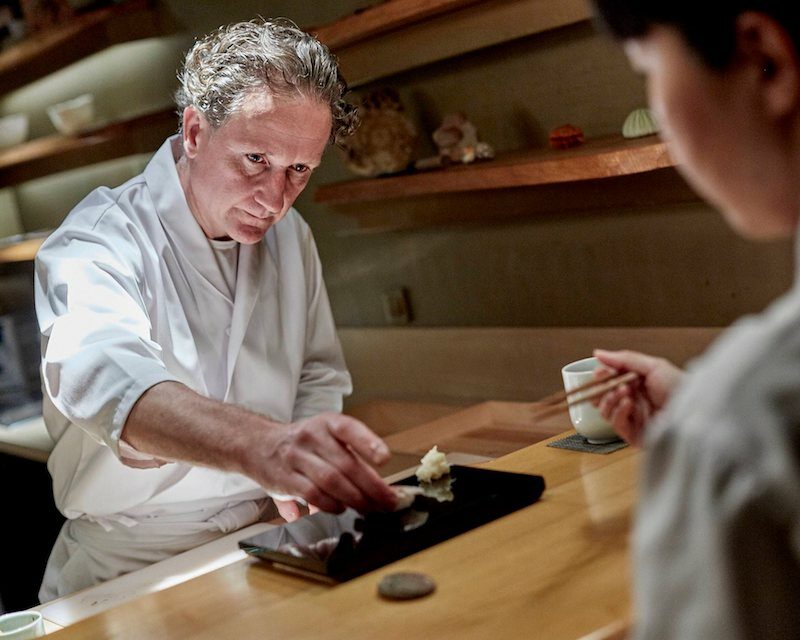 Xavier Pensec servant un sushi