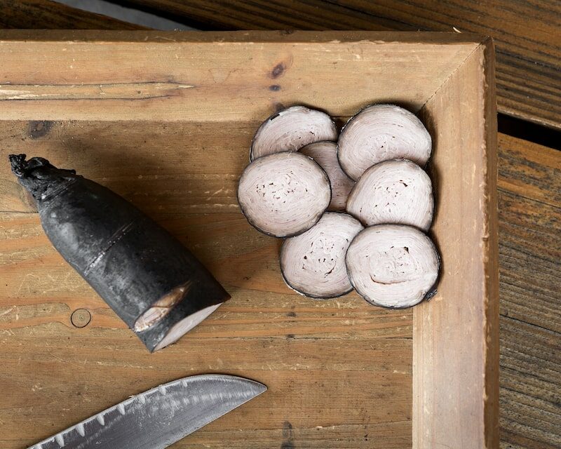 Une andouille de Guémené sur une planche à découper