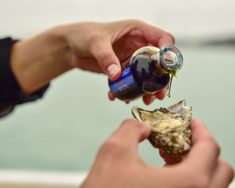 Dégustation d'huître pendant une croisière culinaire