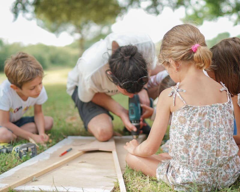 Des enfants aidant à construire la scénographie