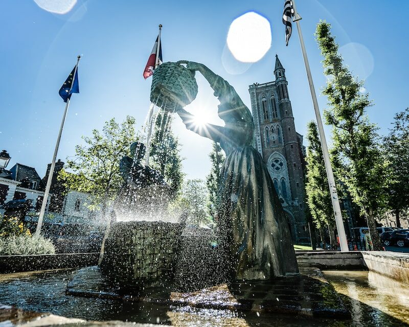 La fontaine "Les Laveuses d'huîtres" devant l'Eglise