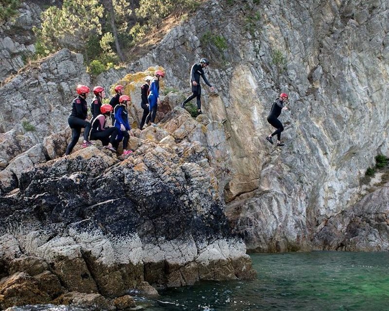 Un groupe pratiquant le coasteering et s'apprête à sauter à Morgat sur la Presqu'île de Crozon