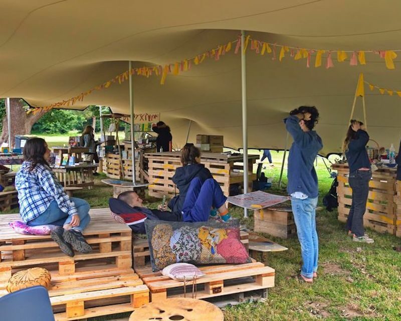 Vue sur du mobilier fait en palette au festival la P'Art Belle