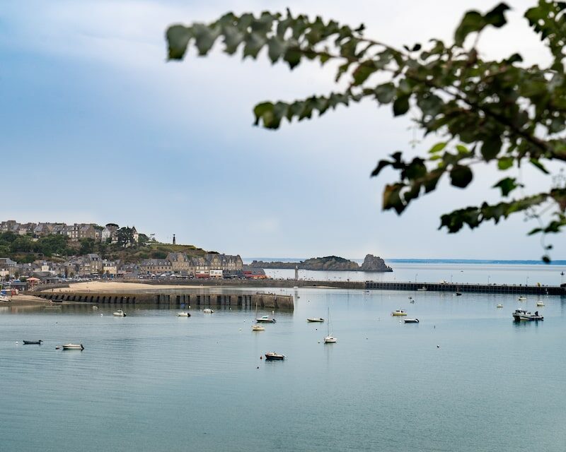 Vue sur le port de Cancale et sa jetée