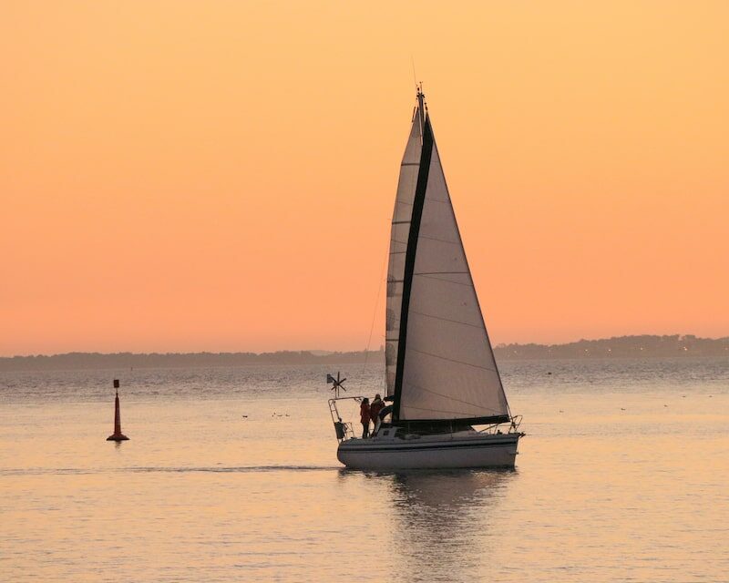 Voilier en mer avec un coucher de soleil