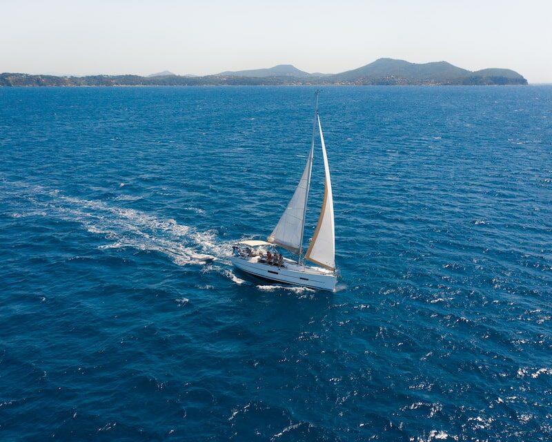 Voilier en mer vu du ciel