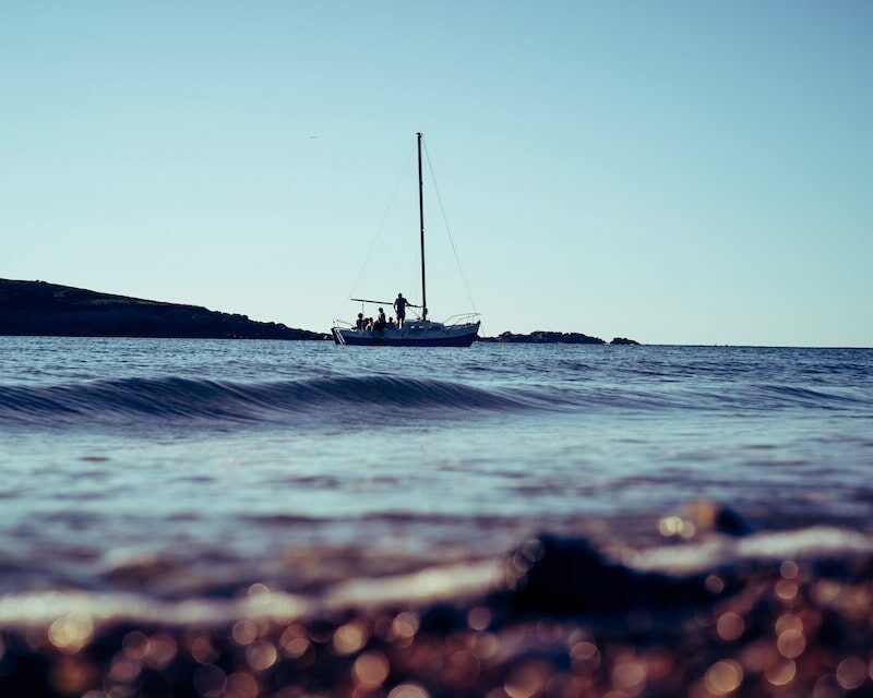 Voilier en mer vu depuis la plage