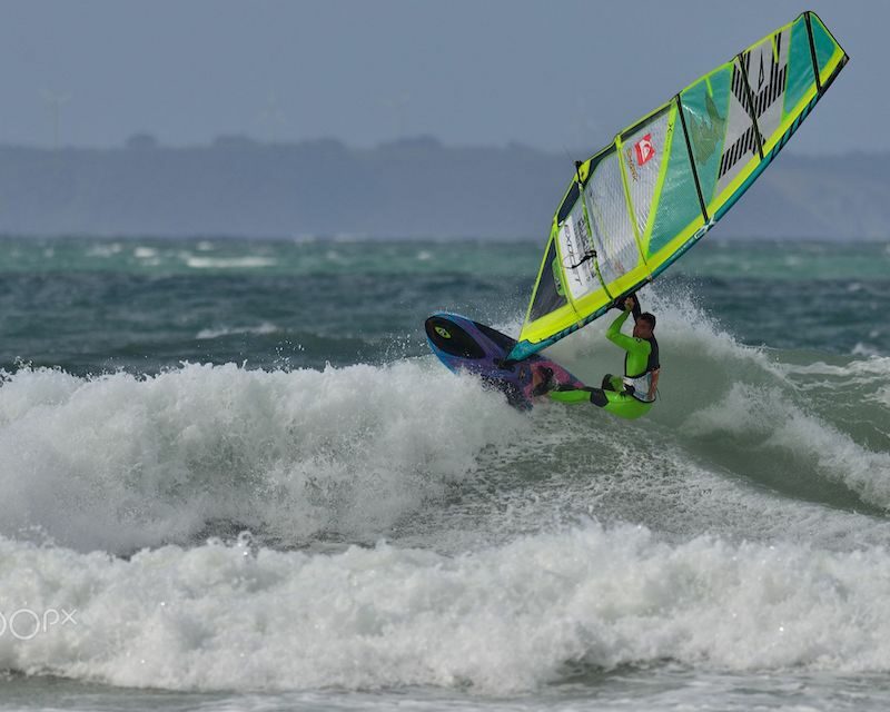 Homme faisant de la planche à voile à Crozon