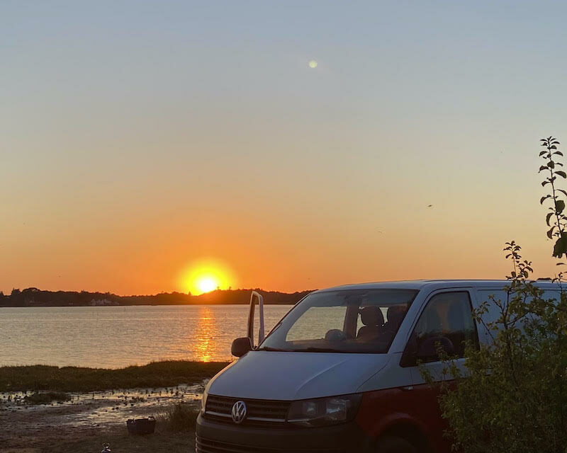 Van aménagé devant un couché de soleil à la Ria d'Etel