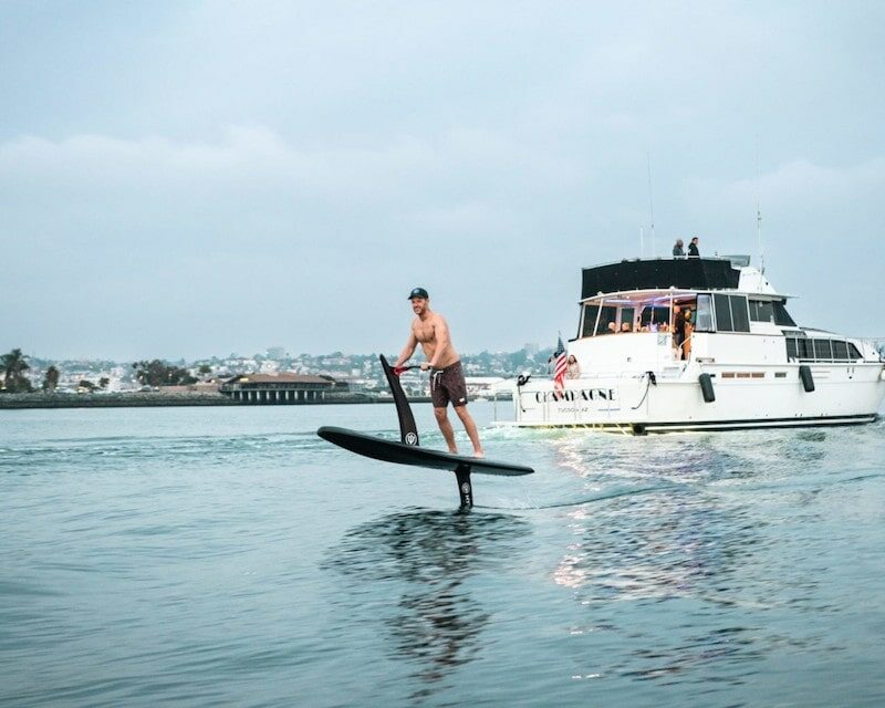 Un homme sur un hydroflyer