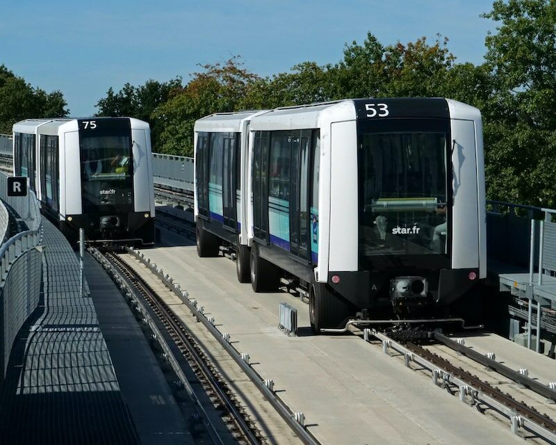 Deux rames de métro b qui se croisent