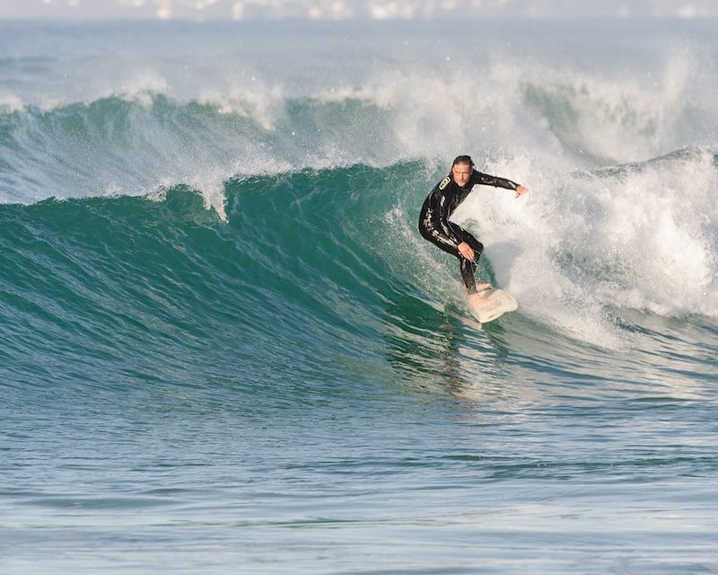 Homme qui fait du surf wing