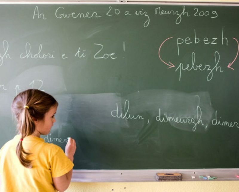 Fillette qui écrit au tableau en breton