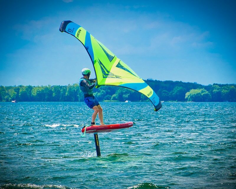 Homme qui fait du wing surf foil