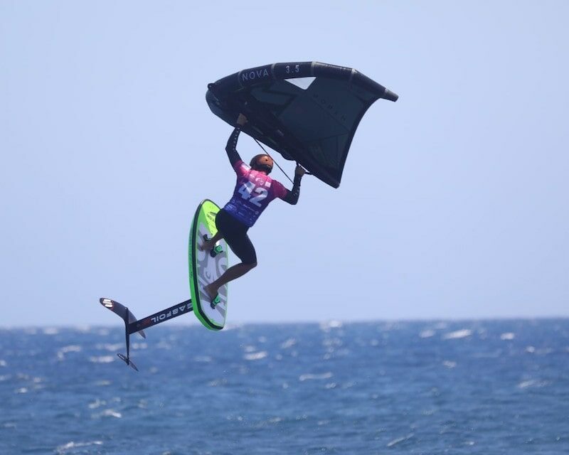 Homme qui fait du kite surf avec un foil et une aile