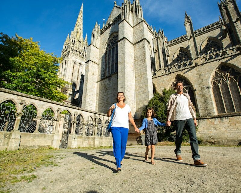 Famille devant la Cathédrale Saint-Corentin à Quimper