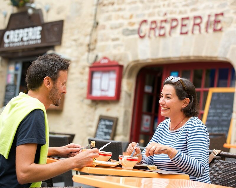 Couple dans une crêperie à la Place au Beurre à Quimper