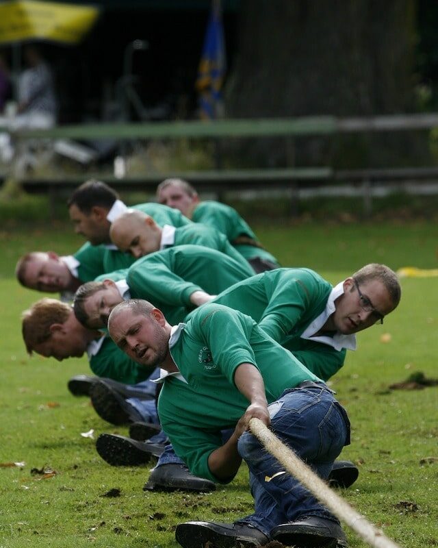 Equipe qui tire à la corde