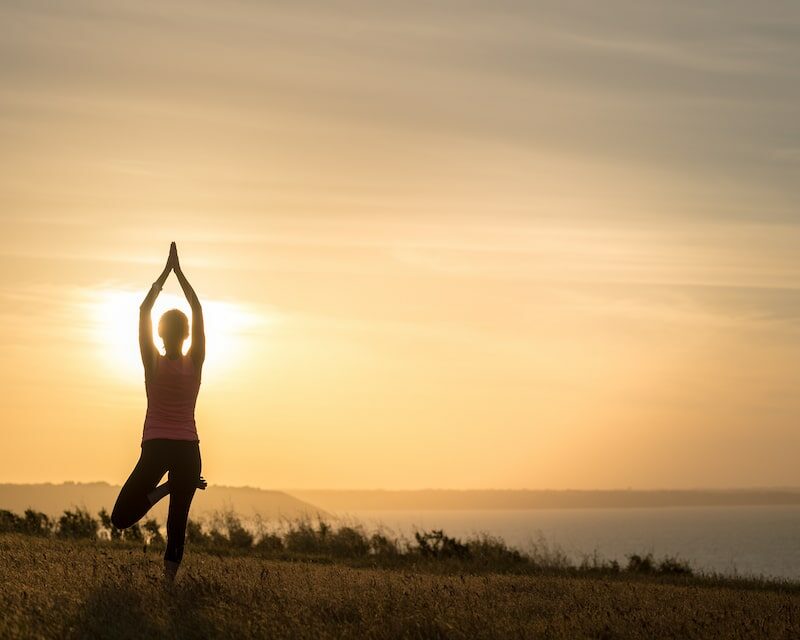 Femme qui fait du yoga