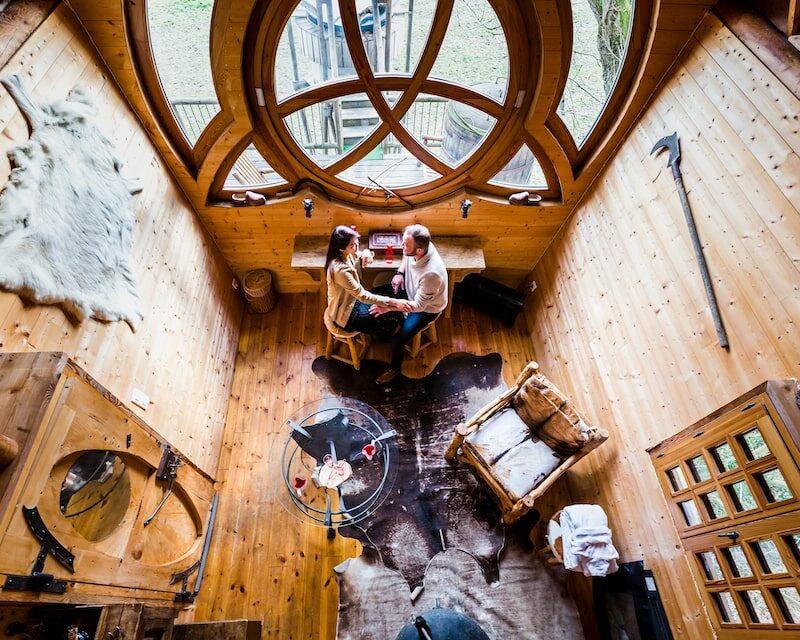 Un couple dans une cabane en hiver