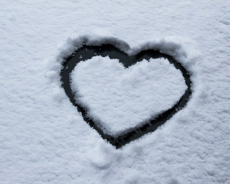 Un cœur dessiné dans la neige