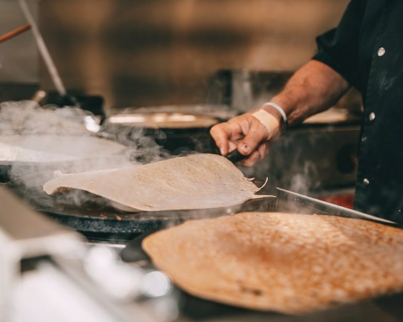 Un crêpier avec ses billig