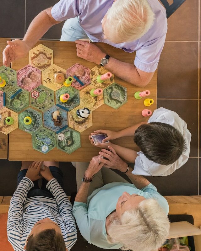 Famille qui joue aux jeux de société