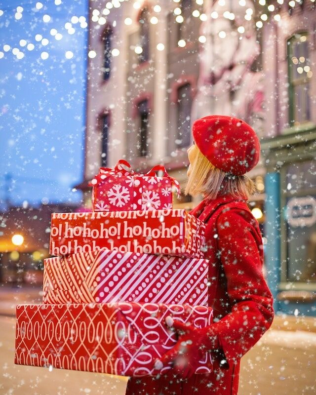 Femme avec des cadeaux de Noël