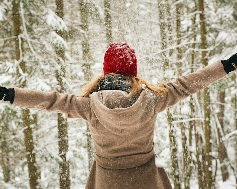 Femme joyeuse sous la neige