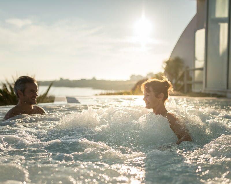 Deux personnes dans un jacuzzi au Sofitel de Quiberon