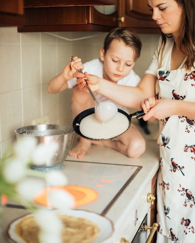 Mère son fils faisant des crêpes