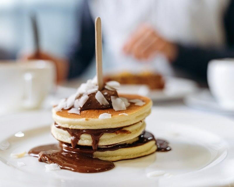 Une pile de pancakes au chocolat