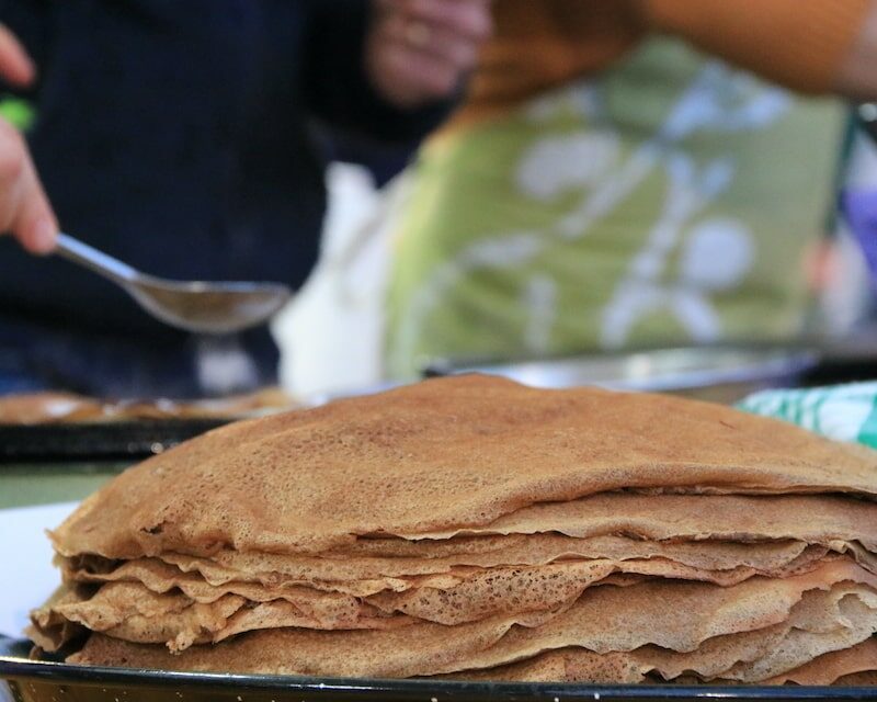 Une pile de crêpes bretonnes au sarrasin