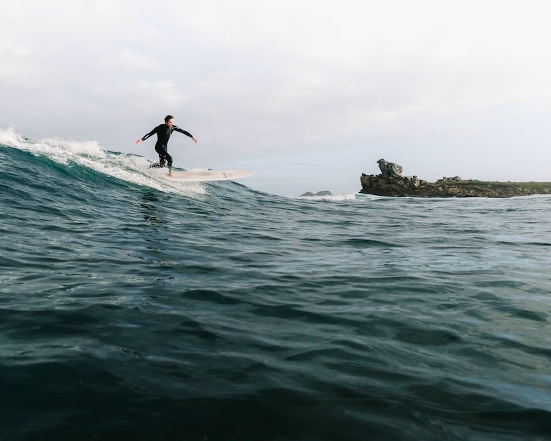 Un surfer sur sa planche