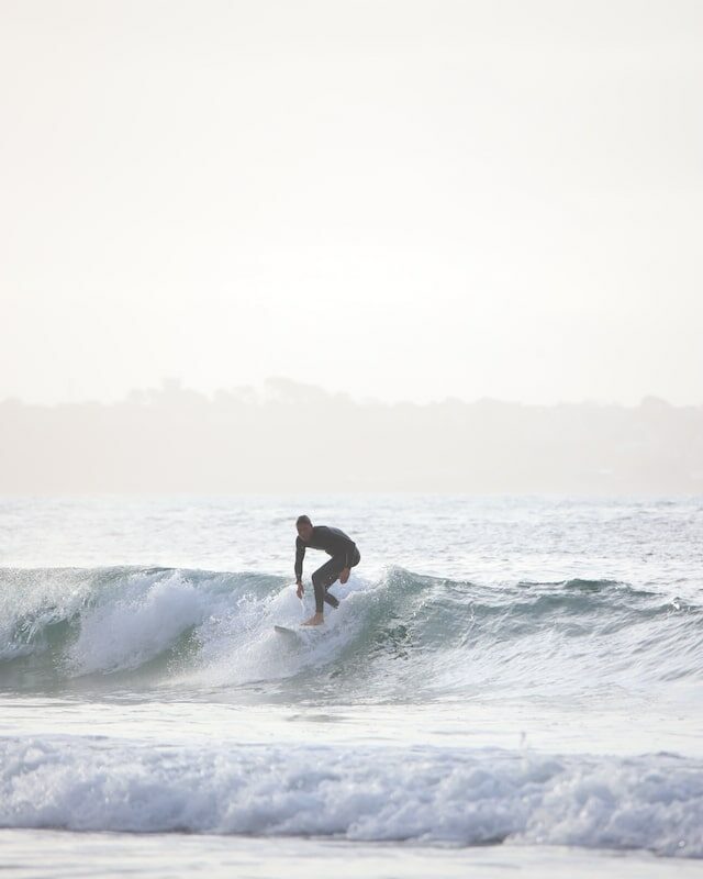 Un surfer à Plouzané