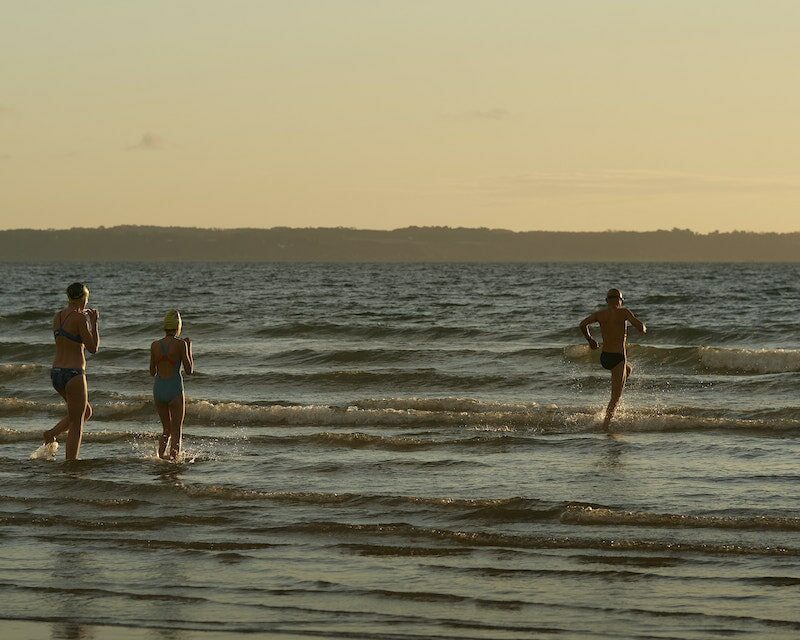 Gens qui courent vers la mer