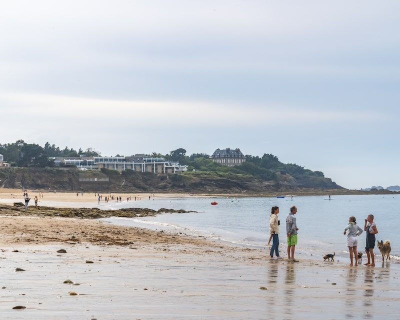 Famille sur la plage à Dinard