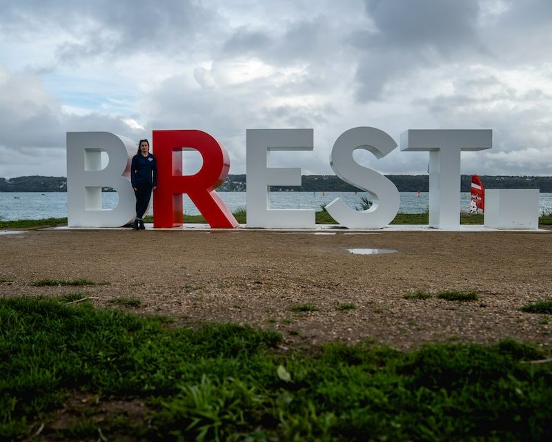 Lucie Belbeoch devant le panneau de la ville de Brest