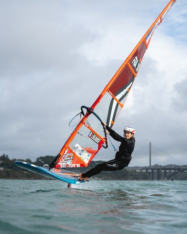 Lucie Belbeoch sur sa planche à voile