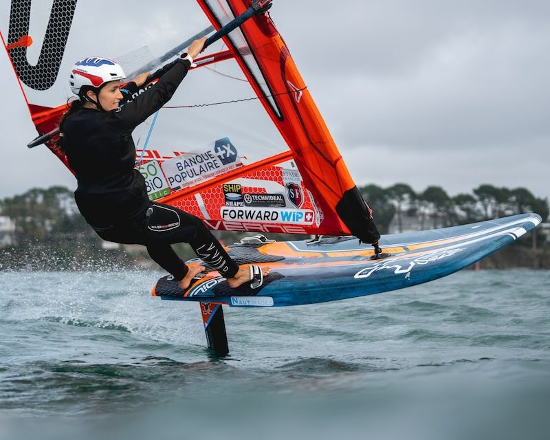 Lucie Belbeoch sur sa planche à voile