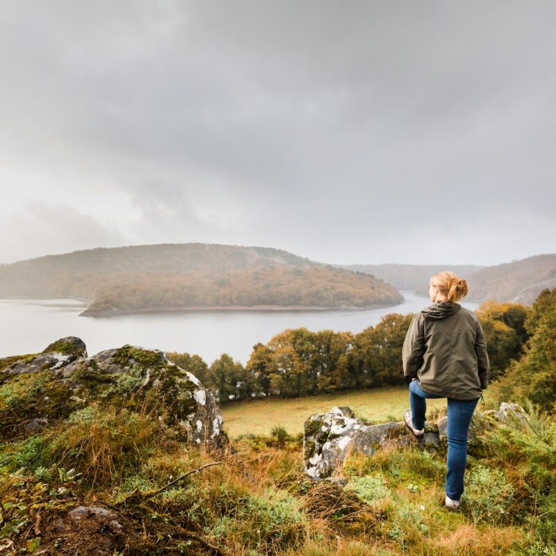 Une randonneuse qui contemple le paysage en hiver