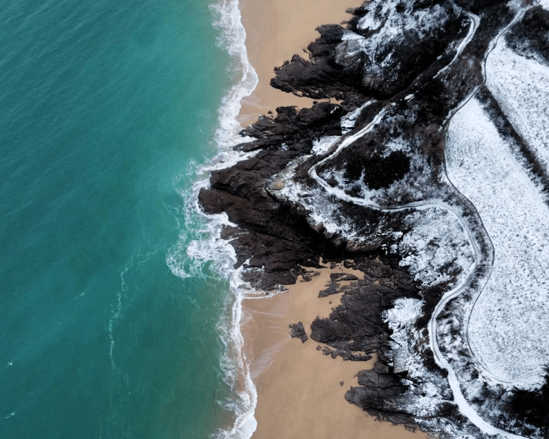 Vue aérienne sur la côte enneigée près de Saint-Malo