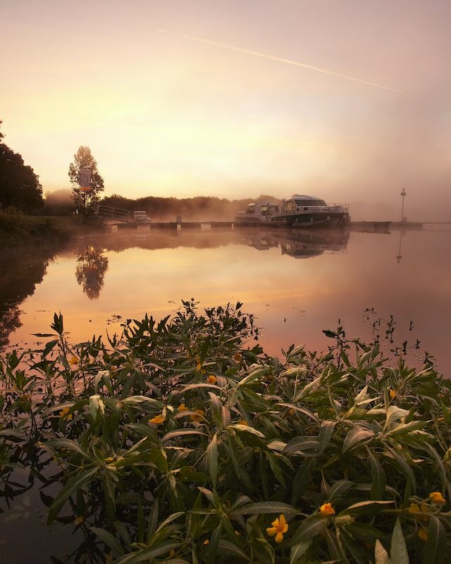 L'Oust au lever du soleil avec du brouillard