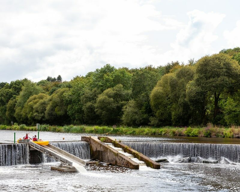 Des kayakistes sur le canal de Nantes à Brest