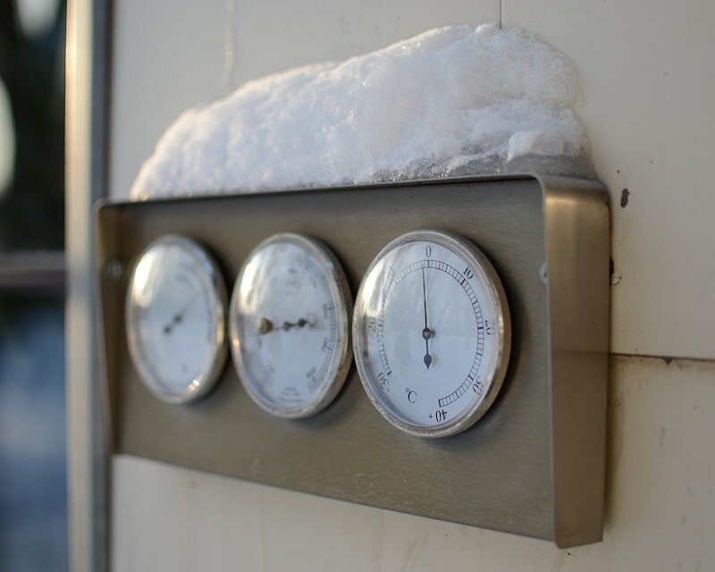 Un thermomètre recouvert de neige