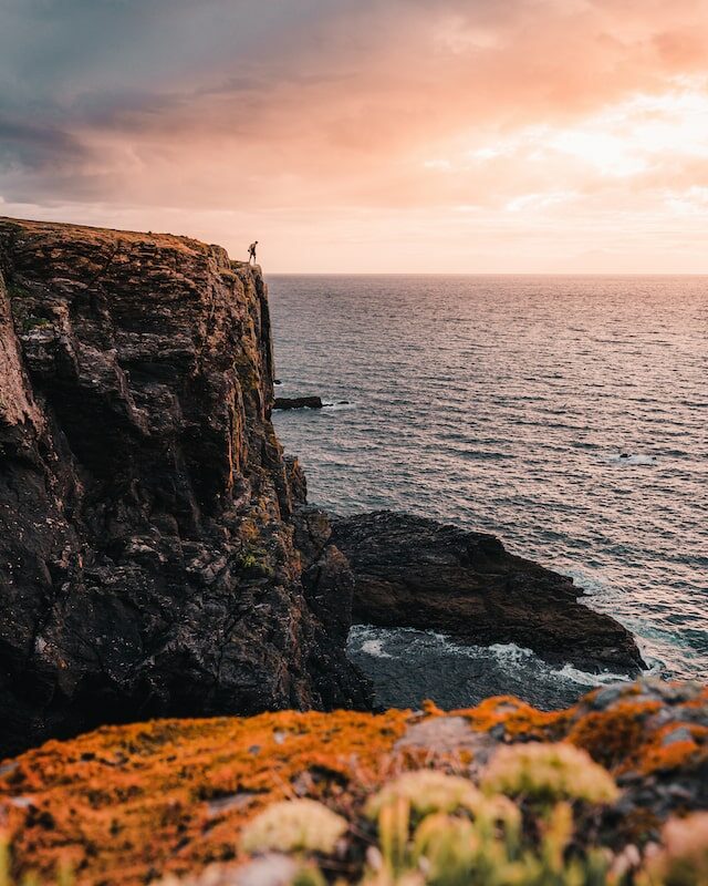 Côte rocheuse de l'Île de Groix au coucher de soleil