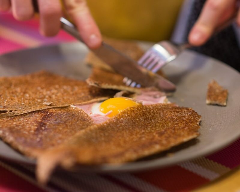 Galette complète dans une assiette