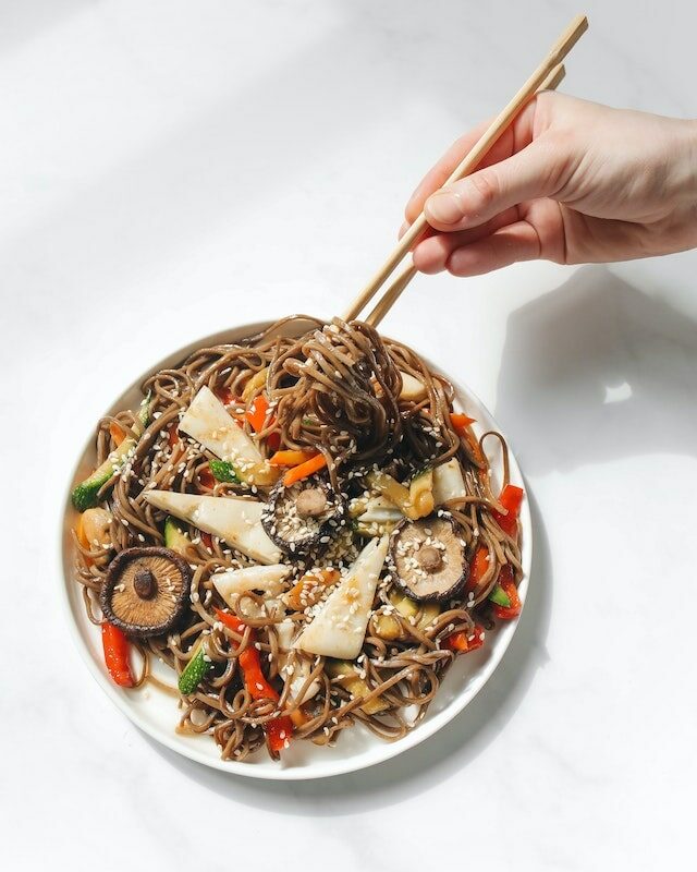 Plat de nouilles soba au wok