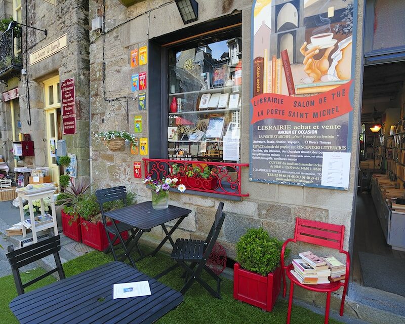 Vue sur une librairie de Bécherel